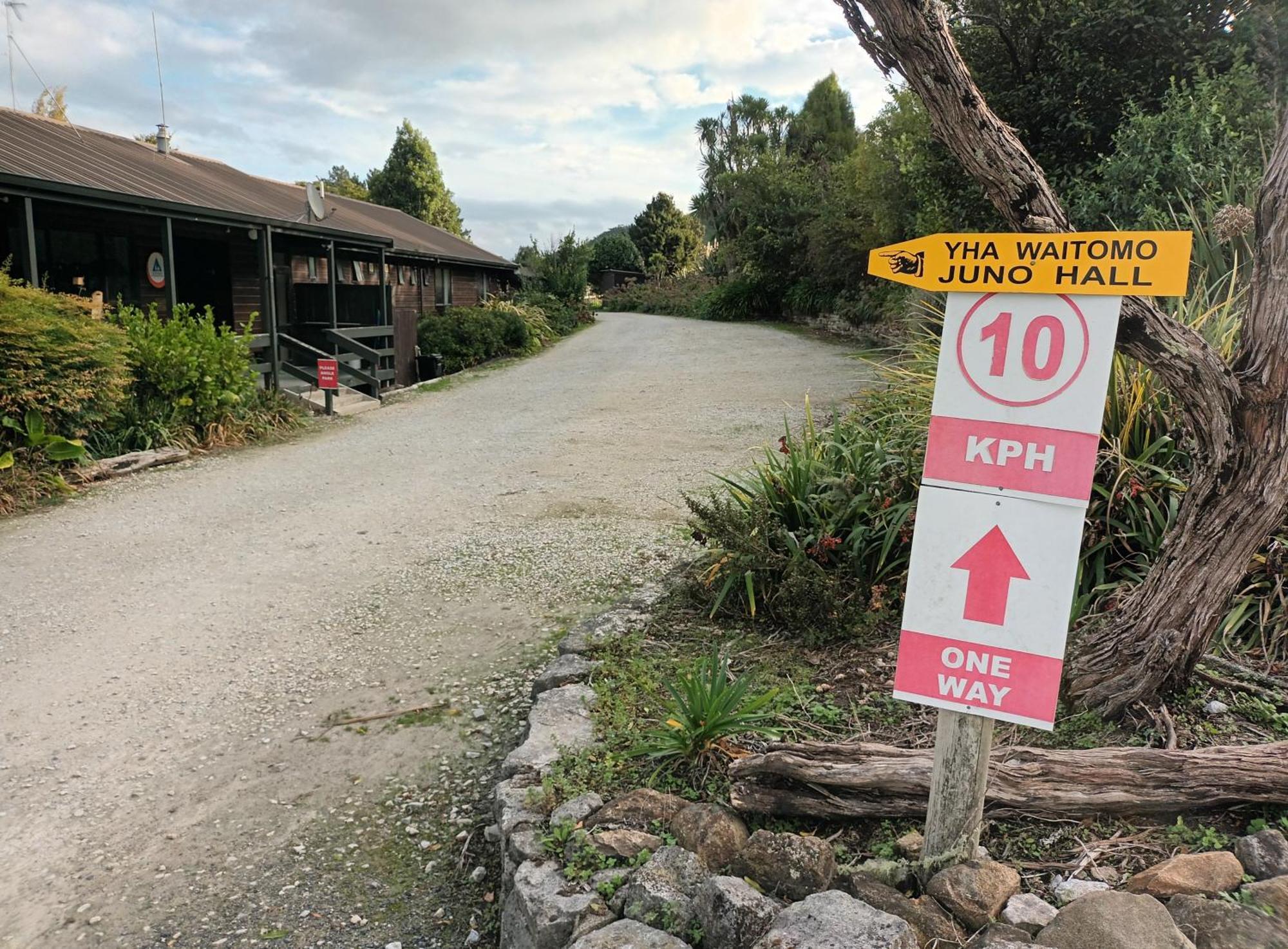 Junohall Backpackers Cuevas de Waitomo Exterior foto